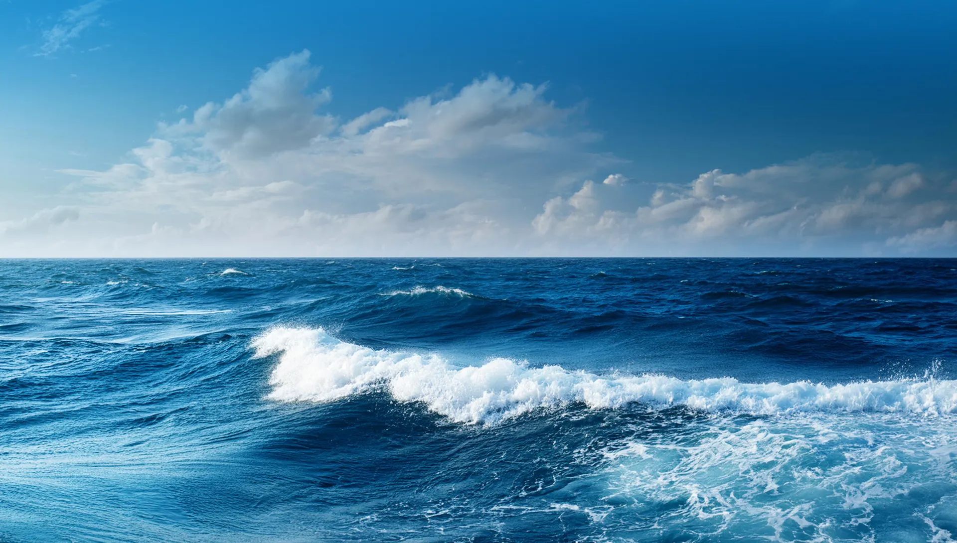 Das Bild zeigt das offene Meer auf hoher See.